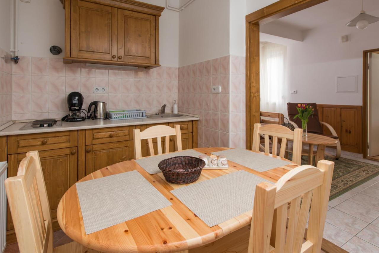Hajdu Apartman 3. Хайдусобосло Экстерьер фото